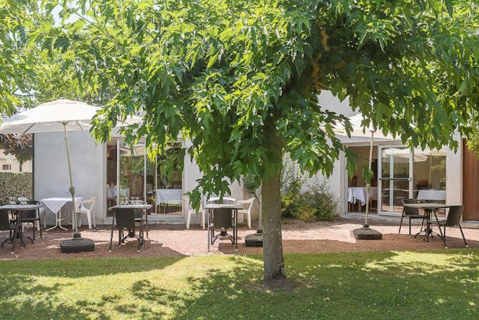Hotel Platanes - Kb Hotel Group Etauliers ภายนอก รูปภาพ