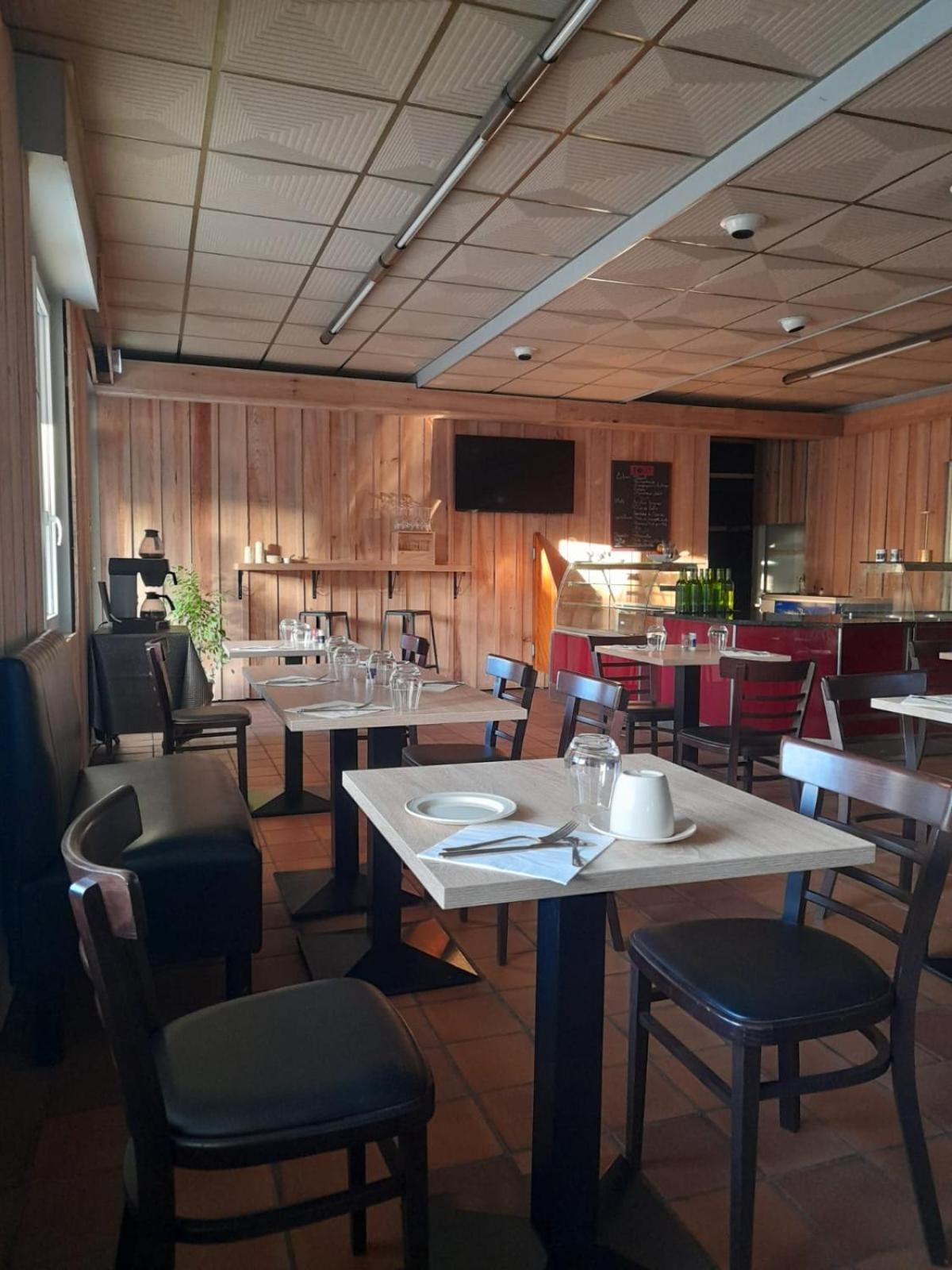Hotel Platanes - Kb Hotel Group Etauliers ภายนอก รูปภาพ
