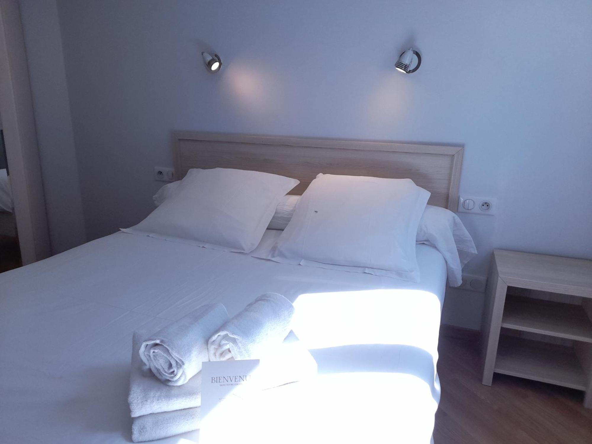 Hotel Platanes - Kb Hotel Group Etauliers ภายนอก รูปภาพ
