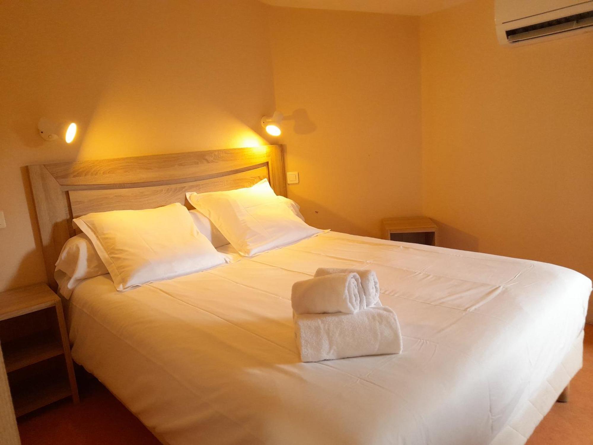 Hotel Platanes - Kb Hotel Group Etauliers ภายนอก รูปภาพ
