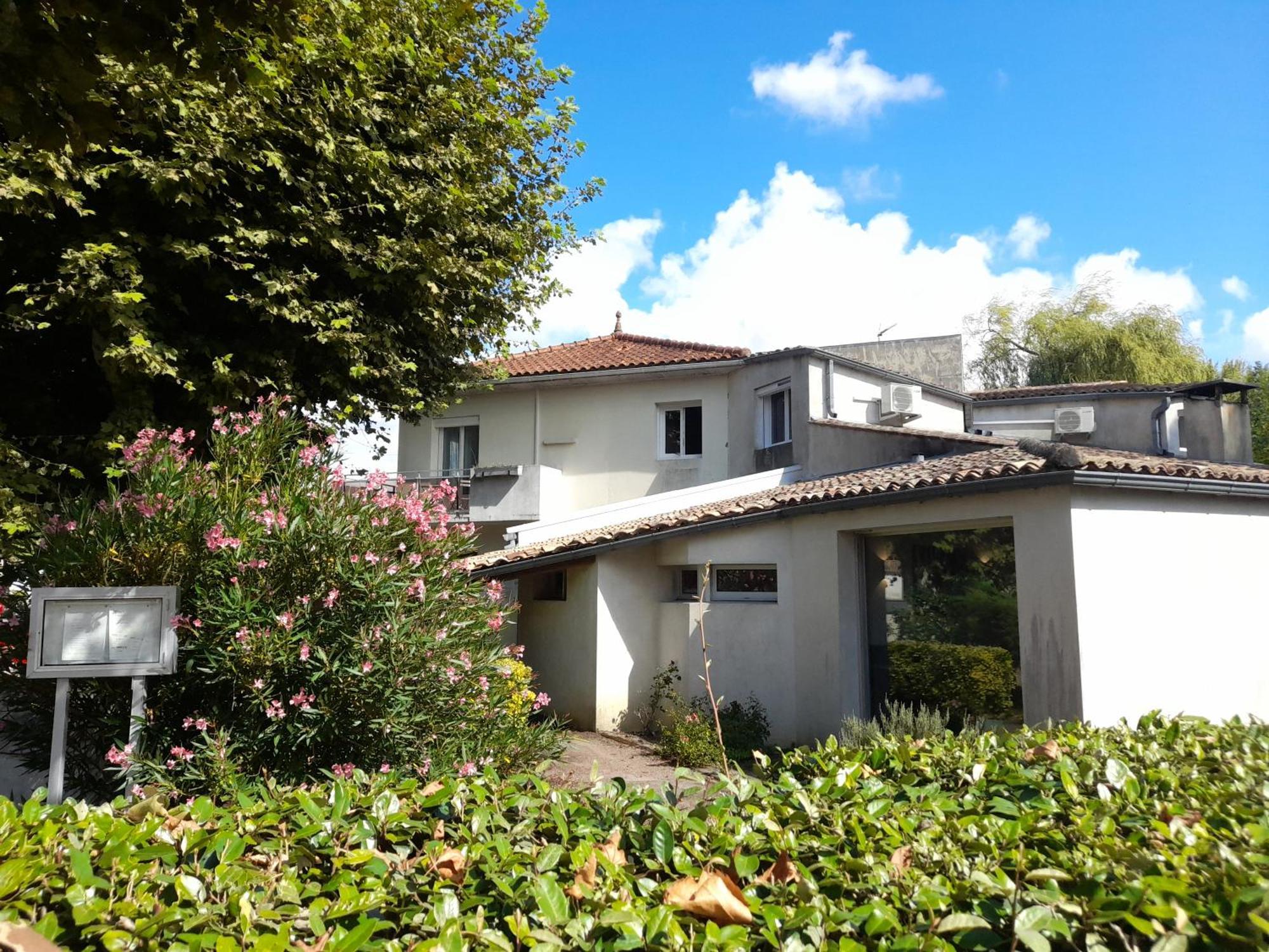 Hotel Platanes - Kb Hotel Group Etauliers ภายนอก รูปภาพ