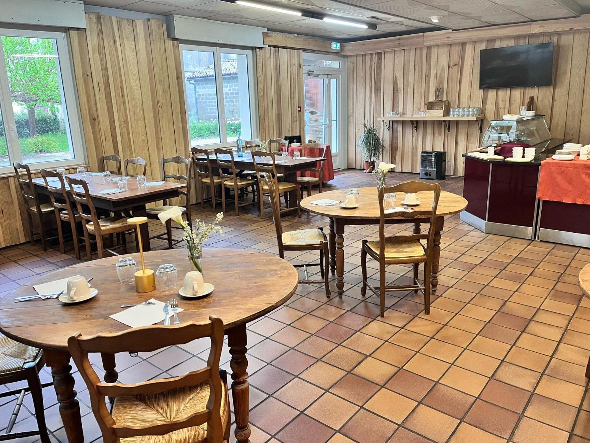Hotel Platanes - Kb Hotel Group Etauliers ภายนอก รูปภาพ